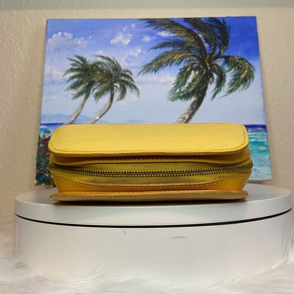 Louis Vuitton GUC Dauphine Cosmetic Pouch Yellow EPI Leather - Picture 4 of 13